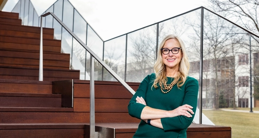 Osoba zaposlena u Novartisu stoji na stepenicama