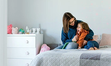 Mutter und Tochter im Kinderzimmer