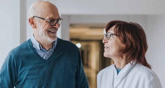 Portrait d'un patient en conversation avec une soignante
