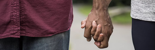 Dve osebi, ki se držita za roke