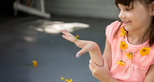 Meisje met een bloem