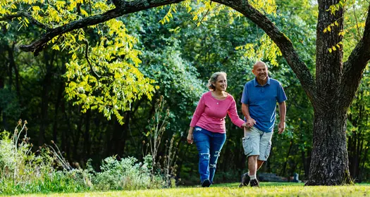 Pareja de adultos caminando