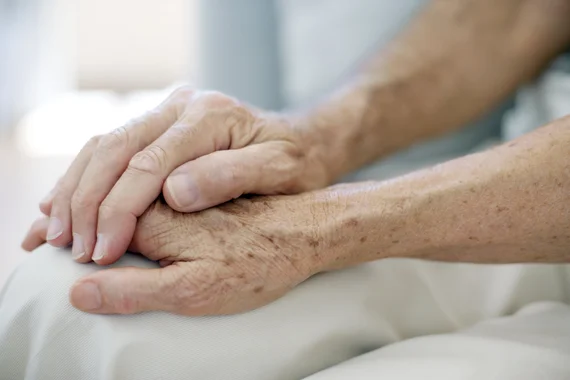 Kaks inimest hoiavad teineteisel käest kinni