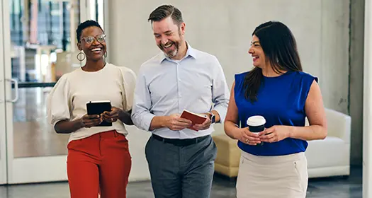 Drei Kollegen im Gespräch