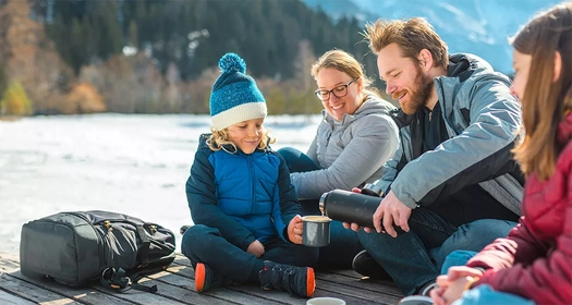 Une pause en famille au bord d'une rivière