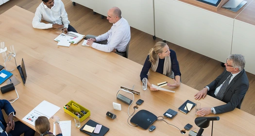 Människor arbetar i ett kontorslandskap. Foto.