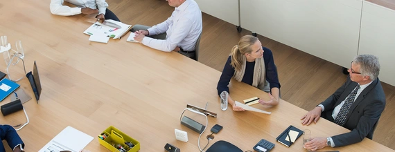 Människor arbetar i ett kontorslandskap. Foto.