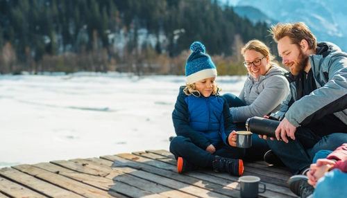 Une pause en famille au bord d'une rivière par une journée ensoleillée