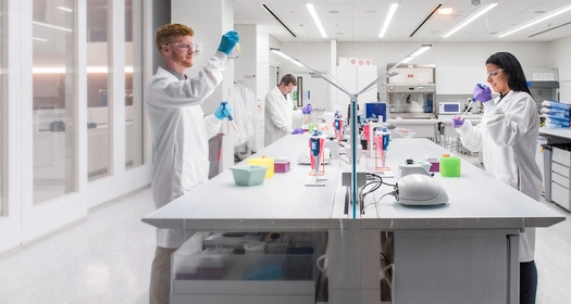 Tutkijoita laboratoriossa