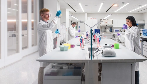 Tutkijoita laboratoriossa