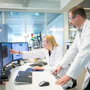 Вчені переглядають монітори