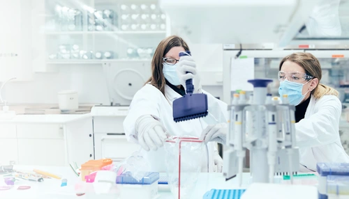 Científica en el laboratorio