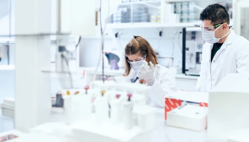 Naučnici rade testiranje u laboratoriji