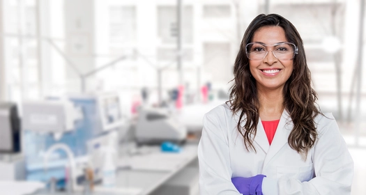 Kvinna i ett laboratorium. Foto.